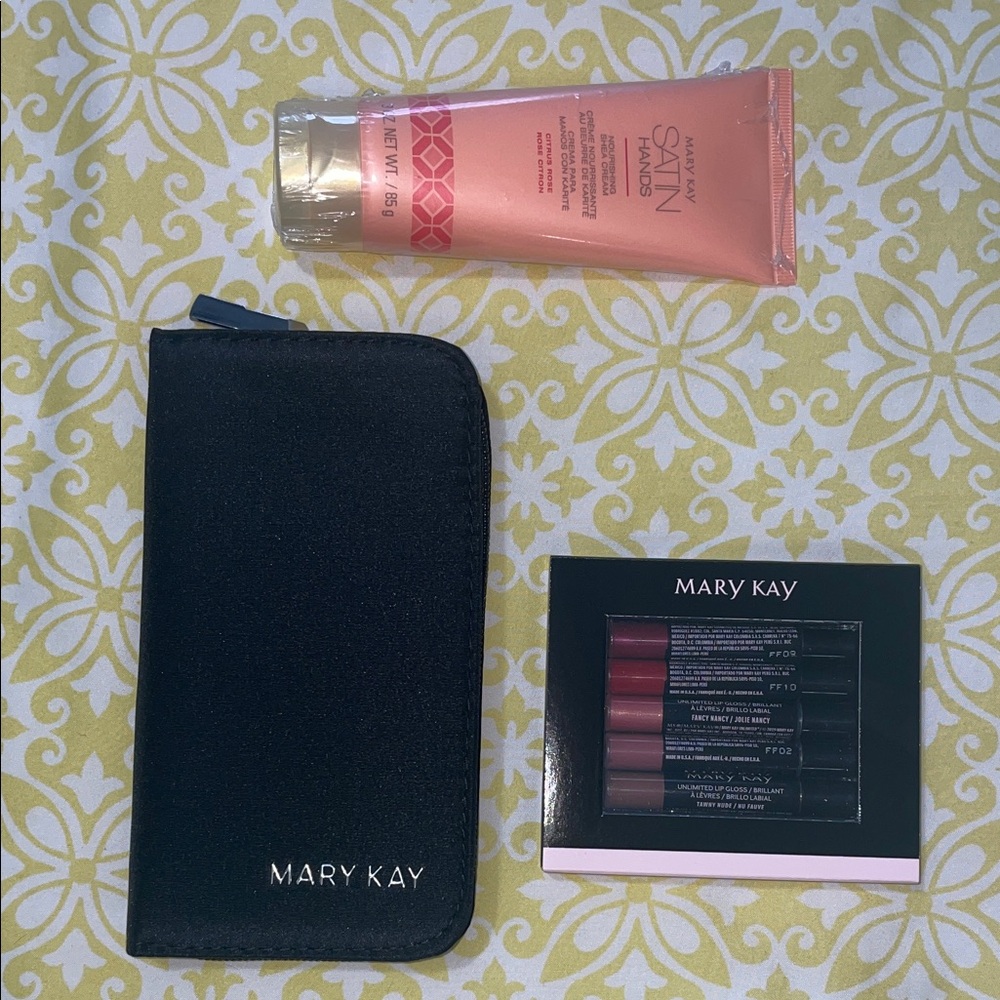 Mary Kay Bundle! Hand Lotion, Mini Lip Gloss Set & Zip Case! NWT